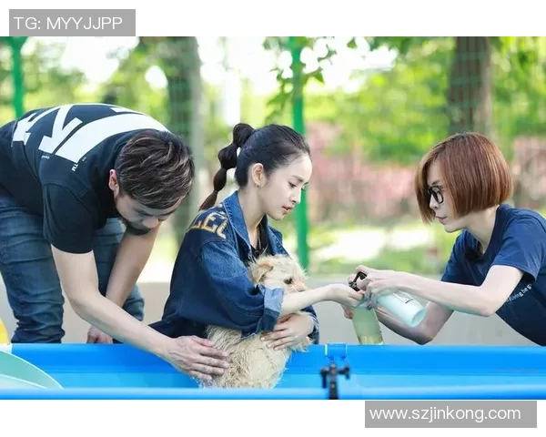 小孩巧妙整蛊足球明星引发全场爆笑瞬间与温馨互动